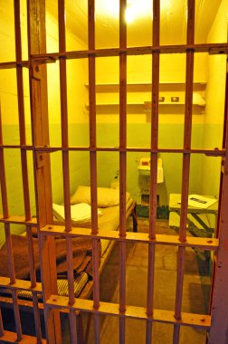 Alcatraz Adası: eski federal hapishanede B-Blok koridorunda barlar ve bir hücre