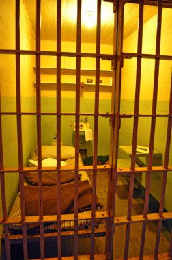 Alcatraz Adası: eski federal hapishanede B-Blok koridorunda barlar ve bir hücre