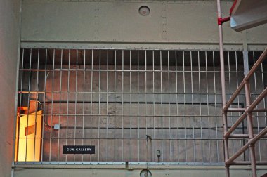 Alcatraz Adası, California, ABD: bir silah Galerisi, Bar ve Alcatraz Federal hapishanede (kaya), 1934 1963 için faaliyet maksimum güvenlik federal hapishane koridorlar boyunca devriye makineli tüfek tarafından silahlı muhafızlar ile yükseltilmiş Galeri