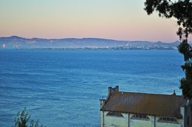 Alcatraz Adası, ABD: sunset bulvarında eski askeri Şapel, subaylar ve Alcatraz Federal hapishanede (1934-1963 evlenmemiş subaylar için bir lisans çeyrek kullanılan 1934 beri karşılamak için misyon-revival tarzda inşa edilmiş)