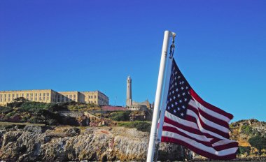 San Francisco: Amerikan dalgalı bayrak ve Bay Alcatraz ada