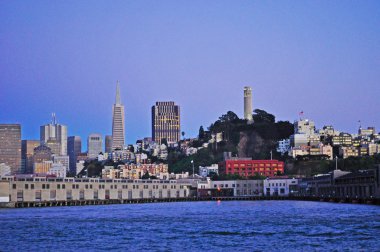 San Francisco: ufuk çizgisi, gün batımında şehrin ve Körfez'in panoramik manzarası