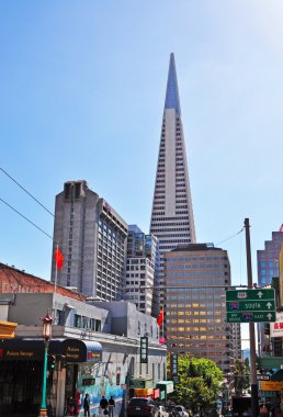 San Francisco, California: Transamerica Piramidi, Bina bir 48 katlı fütürist ve ikinci en yüksek gökdelen kentin siluetinin havadan görünümü