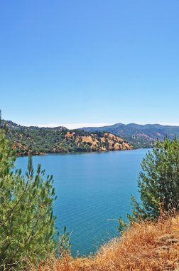 Kaliforniya, ABD: bir gölün havadan görünümü ve Yosemite Milli Parkı, muhteşem granit Kayalıkları, şelaleler, Dev Sequoia bahçeleri ve biyolojik çeşitlilik için dünya çapında ünlü bir Amerikan Milli Parkı yolu