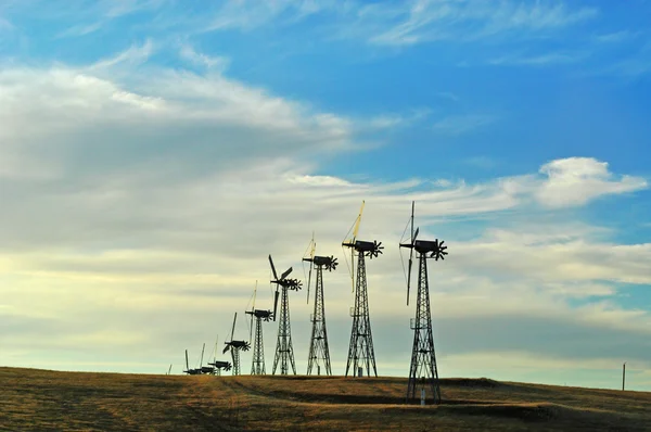 Çevre koruma ve yeşil enerji: panoramik elektrik dönen türbinleri — Stok fotoğraf