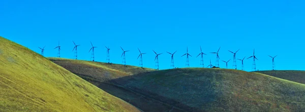 Behoud van het milieu en groene energie: panoramisch uitzicht van elektrische roterende turbines — Stockfoto