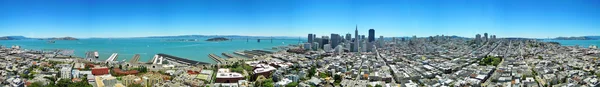 San Francisco, California: vista aérea del horizonte con la Pirámide de Transamérica, un edificio futurista de 48 pisos y el segundo rascacielos más alto de la ciudad —  Fotos de Stock