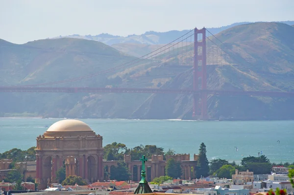 San Francisco: view of the Palace of Fine Arts and the Golden Gate Bridge — Stock Photo, Image