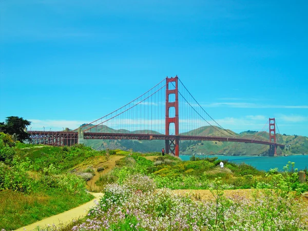 São Francisco, Califórnia, EUA: vista panorâmica do horizonte da cidade e da Ponte Golden Gate vista de um caminho no Golden Gate Park — Fotografia de Stock