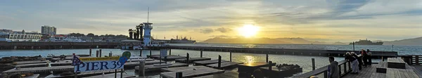 San Francisco, Kalifornia: panorámás látképe a napkelte és a Pier 39, Warren Simmons vállalkozó által kifejlesztett, és kinyitotta, 1978. október 4.: a Fisherman's Wharf, híres turisztikai látványosság a város látképe — Stock Fotó