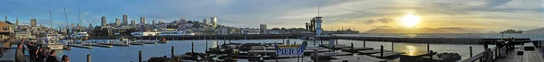 San Francisco, Californië: panoramische skyline op de zonsondergang en het uitzicht op de Pier 39, ontwikkeld door ondernemer Warren Simmons en geopend van 4 oktober 1978 op de Fisherman's Wharf, beroemde toeristische attractie van de stad — Stockfoto