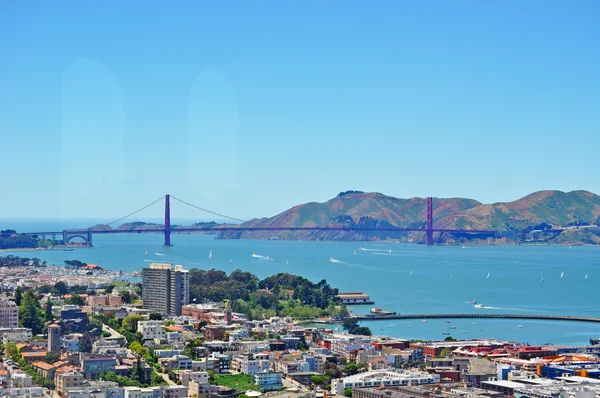 San Francisco, Kalifornie, Usa: panoramatický pohled na panorama města a Golden Gate Bridge, pohledu ze skla Coit Tower — Stock fotografie