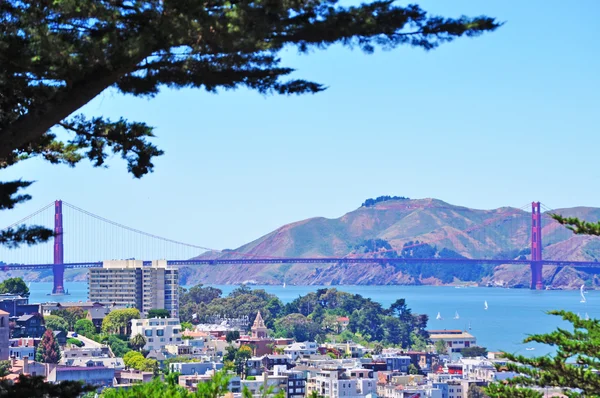 San Francisco, California, EE.UU.: vista panorámica del horizonte de la ciudad y el puente Golden Gate, inaugurado en 1936, símbolo de la ciudad de San Francisco en el mundo — Foto de Stock