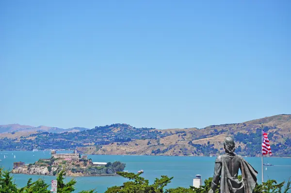 San Francisco: panoramisch uitzicht van het eiland Alcatraz in de San Francisco Bay — Stockfoto