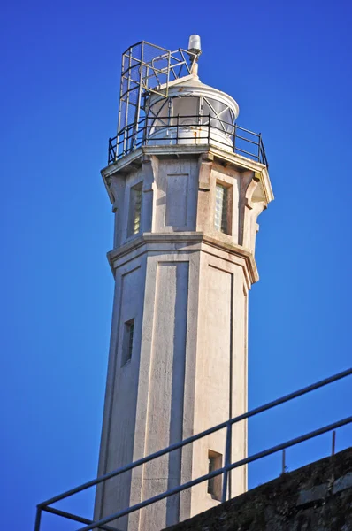 Île d'Alcatraz, San Francisco : le phare, à l'extrémité sud de l'île près de l'entrée de la prison — Photo