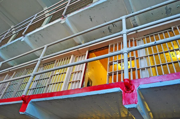 Alcatraz Island, California, Usa: barer och celler i korridoren av B-blocket, inom cellen huvudbyggnaden, där de nya intagna tilldelades när anländer i maximal säkerhet federala fängelset till 1934 till 1963 — Stockfoto