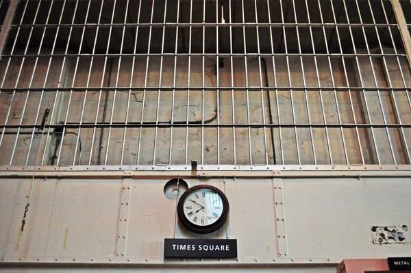 Alcatraz Island, California, Usa: barer och klockan på väggen ovanför ingången till matsalen, kallas Times Square, i Cell huvudbyggnaden Alcatraz federalt fängelse (The Rock), maximal säkerhet federalt fängelse från 1934 till 1963 — Stockfoto