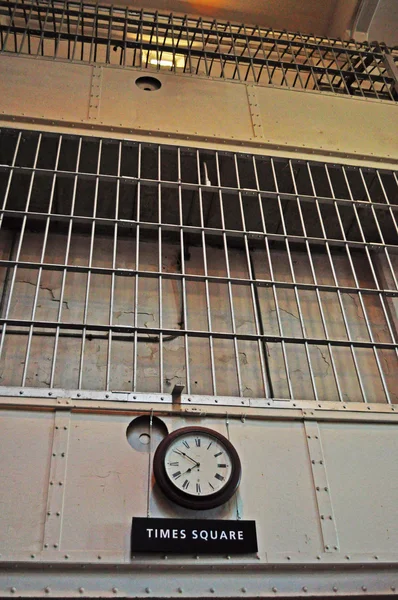 Alcatraz Island, Usa: barer och klockan på väggen ovanför ingången till matsalen, kallas Times Square, i Cell huvudbyggnaden Alcatraz federalt fängelse (The Rock), maximal säkerhet federalt fängelse från 1934 till 1963 — Stockfoto