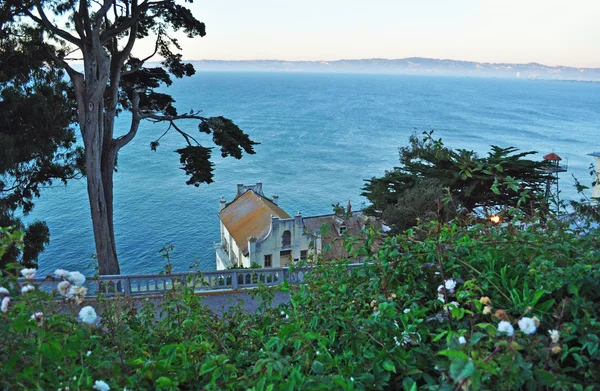 Alcatraz Island, Usa: de voormalige militaire kapel, gebouwd in de stijl van de missie-revival voor de officieren en sinds 1934 gebruikt als een Bachelor kwartalen voor ongehuwde officieren van de federale Penitentiary van Alcatraz (1934-1963 te vangen) — Stockfoto