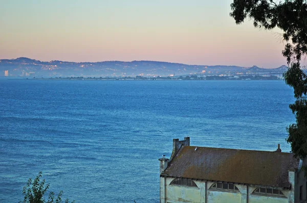 Ilha de Alcatraz, Usa: pôr do sol na antiga Capela Militar, construída no estilo de reavivamento da missão para acomodar os oficiais e desde 1934 usada como Bachelor Quarters para oficiais solteiros da Penitenciária Federal de Alcatraz (1934-1963) ) — Fotografia de Stock