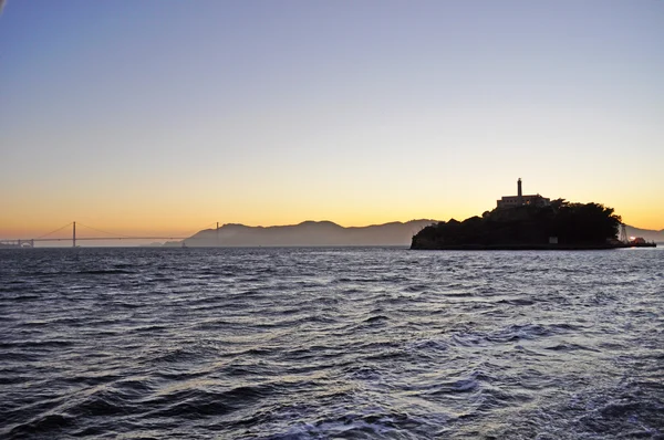 São Francisco: Ilha de Alcatraz ao pôr do sol na Baía de São Francisco — Fotografia de Stock