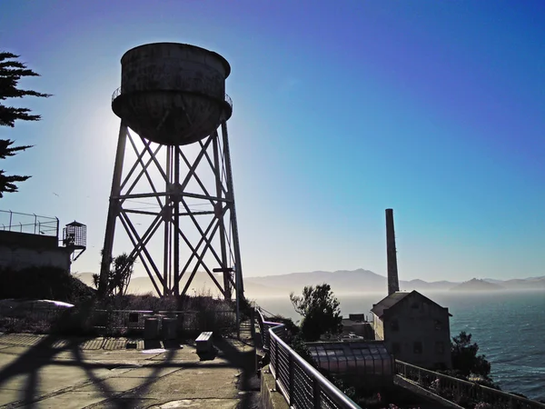 アルカトラズ島、カリフォルニア: 1939 年に建てられた元連邦刑務所、給水塔と、新鮮な水を供給する刑務所の中央政府局および力の家によって 1940 年に建てられた構造のビュー — ストック写真