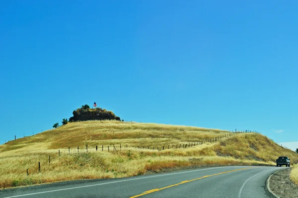 California: panoramic view of the californian landscape with green hills and wheat fields seen from the California State Route 1 — Stock Photo, Image