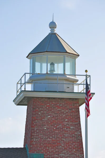 Santa Cruz, Californie, États-Unis : vue sur la lanterne du phare commémoratif Mark Abbott à Lighthouse Point, sur West Cliff Drive, abritant le musée de surf de Santa Cruz depuis 1986 — Photo