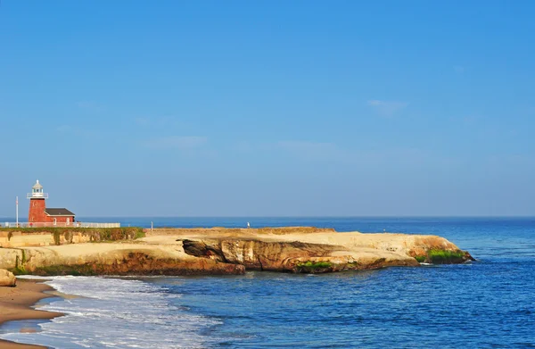 Santa Cruz: el faro Mark Abbott Memorial, los acantilados y las olas — Foto de Stock