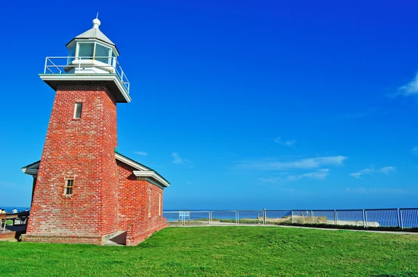 Santa Cruz, Californie, États-Unis : vue sur le phare commémoratif Mark Abbott à Lighthouse Point, sur West Cliff Drive, qui abrite le musée de surf de Santa Cruz depuis 1986 — Photo