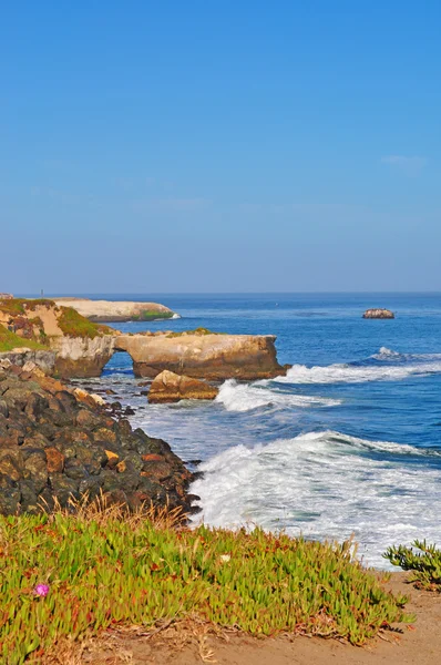 California, Estados Unidos de América, EE.UU.: la costa de Santa Cruz, ciudad en el Océano Pacífico famosa por la belleza natural de su costa y por sus playas internacionalmente consideradas el paraíso del surfista — Foto de Stock