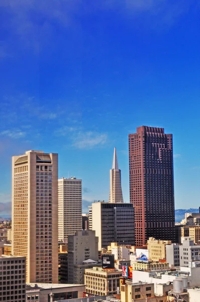 San Francisco, California: vista aérea del horizonte con la Pirámide de Transamérica, un edificio futurista de 48 pisos y el segundo rascacielos más alto de la ciudad — Foto de Stock