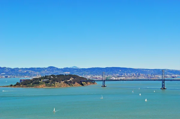 San Francisco, Kalifornia: Légifelvételek a vitorlások és a San Francisco-Oakland Bay Bridge, ismert, mint a Bay Bridge, nyitott, 1936. November 12., a San Francisco-öböl sekély torkolati — Stock Fotó