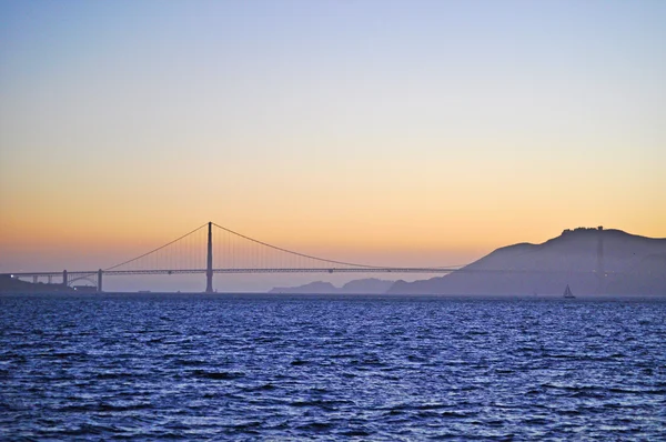 Σαν Φρανσίσκο, Καλιφόρνια, ΗΠΑ: θέα της Golden Gate Bridge και η ΠΕΡΙΟΧΗ κόλπων στο ηλιοβασίλεμα — Φωτογραφία Αρχείου