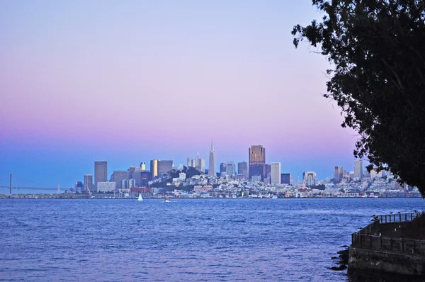 San Francisco: rózsaszín skyline, panorámás kilátás nyílik a városra és a kikötőre, a naplemente — Stock Fotó