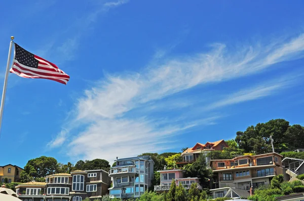 Californië: wuivende Usa vlag en huizen op de groene heuvel van Tiburon — Stockfoto