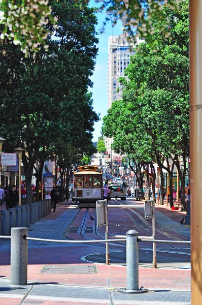 San Francisco: een Powell-Hyde kabelbaan in de straten van de stad — Stockfoto