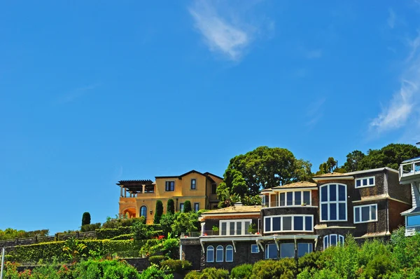 Kalifornie: domy na zeleném kopci Tiburon, město v Marin County — Stock fotografie