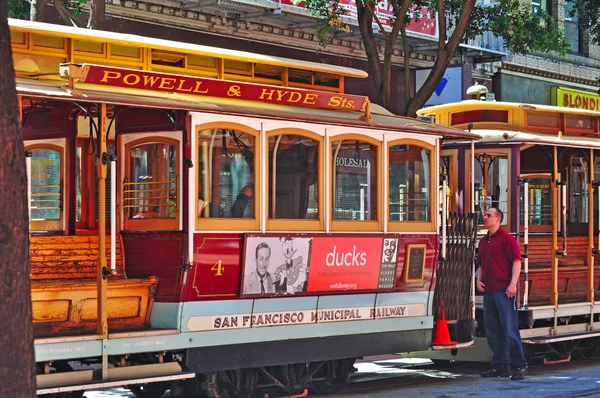 San Francisco, Kalifornien: Fahrer einer Seilbahn der Powell-Hyde-Linie, einer historischen Linie, die von einem Terminal in Powell und den Marktstraßen abfährt. Die Stadt verfügt über die letzte manuell betriebene Seilbahn der Welt — Stockfoto