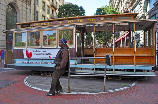 加利福尼亚州旧金山: 一名司机手动驾驶鲍威尔-海德线的缆车, 从鲍威尔和市场街的一个终端运行。该市拥有世界上最后一个手动操作的缆车系统 — 图库照片