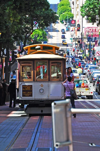 San Francisco: Powell-Hyde drótkötélpálya a város utcáin — Stock Fotó