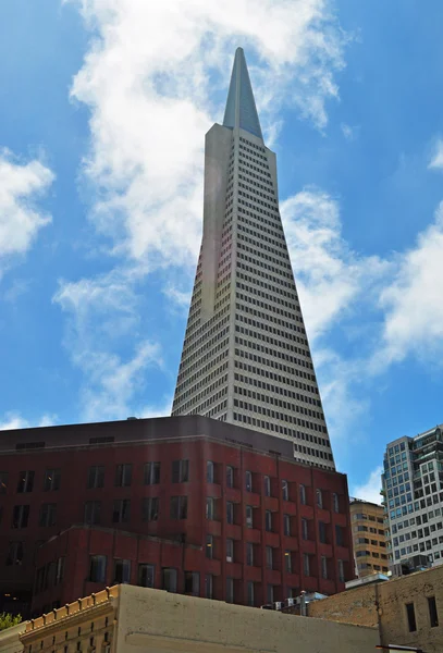 San Francisco, California: Transamerica Piramidi, Bina bir 48 katlı fütürist ve ikinci en yüksek gökdelen kentin siluetinin havadan görünümü — Stok fotoğraf