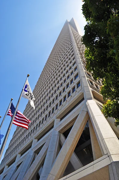 San Francisco, California: vista desde abajo de la Pirámide Transamericana, un edificio futurista de 48 pisos y el segundo rascacielos más alto de la ciudad — Foto de Stock