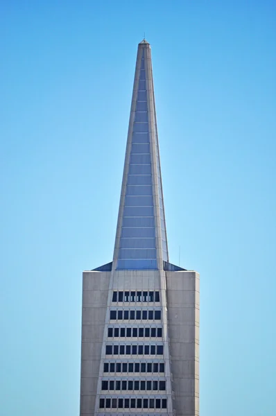 San Francisco, California: vista aérea de la cima de la Pirámide Transamericana, un edificio futurista de 48 pisos y el segundo rascacielos más alto de la ciudad — Foto de Stock