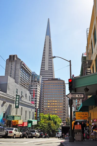 San Francisco, California: vista aérea del horizonte con la Pirámide de Transamérica, un edificio futurista de 48 pisos y el segundo rascacielos más alto de la ciudad — Foto de Stock