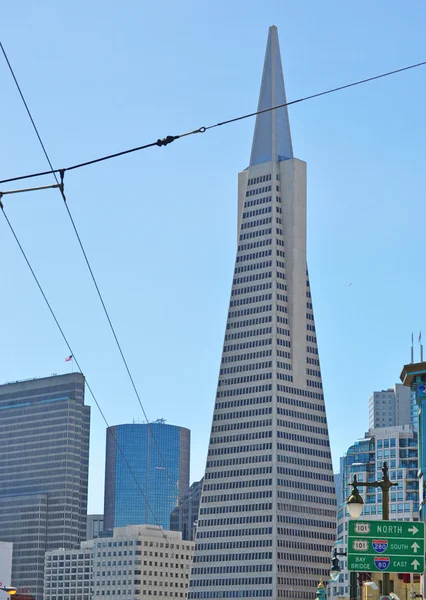 San Francisco, California: Transamerica Piramidi, Bina bir 48 katlı fütürist ve ikinci en yüksek gökdelen kentin siluetinin havadan görünümü — Stok fotoğraf