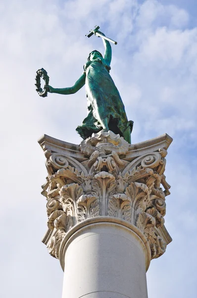 San Francisco, California, Stati Uniti: veduta della Dea della Vittoria, la statua di Robert Ingersoll Aitken in cima al monumento Dewey, intitolata all'eroe di guerra George Dewey, simbolo di Union Square — Foto Stock