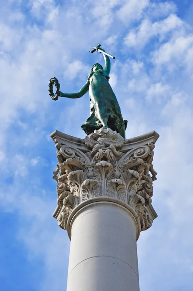 San Francisco, California, Usa: view of the Goddess of Victory, the statue by Robert Ingersoll Aitken atop the Dewey Monument, named after war hero George Dewey, the symbol of Union Square