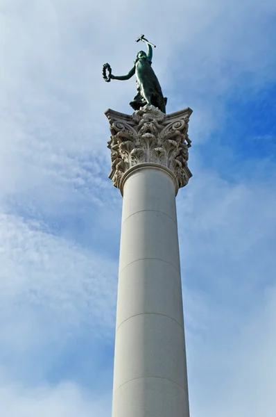 San Francisco, California, Stati Uniti: veduta della Dea della Vittoria, la statua di Robert Ingersoll Aitken in cima al monumento Dewey, intitolata all'eroe di guerra George Dewey, simbolo di Union Square — Foto Stock