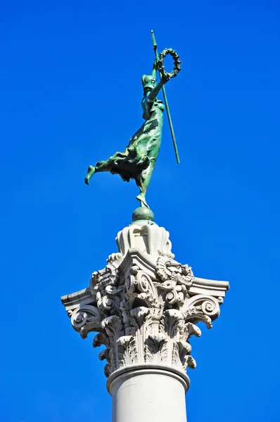 San Francisco, California, Usa: view of the Goddess of Victory, the statue by Robert Ingersoll Aitken atop the Dewey Monument, named after war hero George Dewey, the symbol of Union Square — Stock Photo, Image